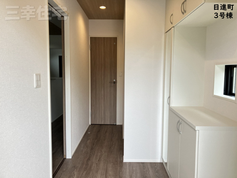 碧南市日進町の玄関|落ち着きのあるモダンなフローリング。玄関ドアを開けた時から暖かみある木の温もりを感じられます