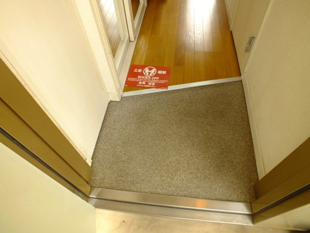 レオパレスラッフィナートの玄関