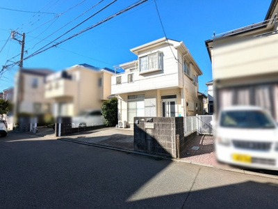 【前面道路含む現地写真】 | 茅ヶ崎市浜須賀　売地（更地渡し）　海まで歩いて5分♪ | 浜須賀エリアならではの穏やかな海風が心地よい住環境。散歩やランニングにも最適です