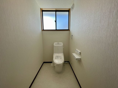 【トイレ】 | 【中古戸建】東根市本丸東 | リフォーム済みです♪白く清潔感のあるトイレです。	