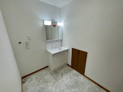 【独立洗面台】 | 【中古戸建】東根市本丸東 | 三面鏡付き洗面台で、収納たっぷりです！