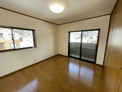 【洋室】 | 【中古戸建】東根市本丸東 | ２階には８帖と７帖の洋室がございます。どちらも収納付きで子ども部屋や趣味のお部屋、寝室としてもお使いいただけます！