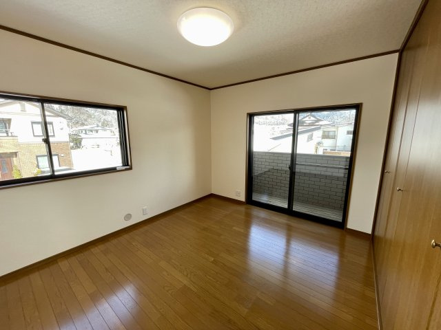 【洋室】 | 【中古戸建】東根市本丸東 | ２階には８帖と７帖の洋室がございます。どちらも収納付きで子ども部屋や趣味のお部屋、寝室としてもお使いいただけます！