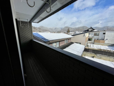 【バルコニー】 | 【中古戸建】東根市本丸東 | バルコニーには洗濯物干しもついています♪