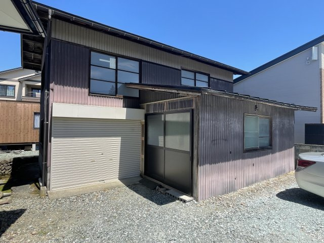 【収納】 | 【中古戸建】東根市本丸東 | 物置内観です。２階もあり、収納力たっぷりです♪