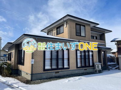 【外観】 | 【中古戸建】東根市本丸東 | レンガ調の外観が特徴的な住まいです♪6LDKのゆったりした間取りに、2階には書斎があります。敷地内に倉庫もございます！