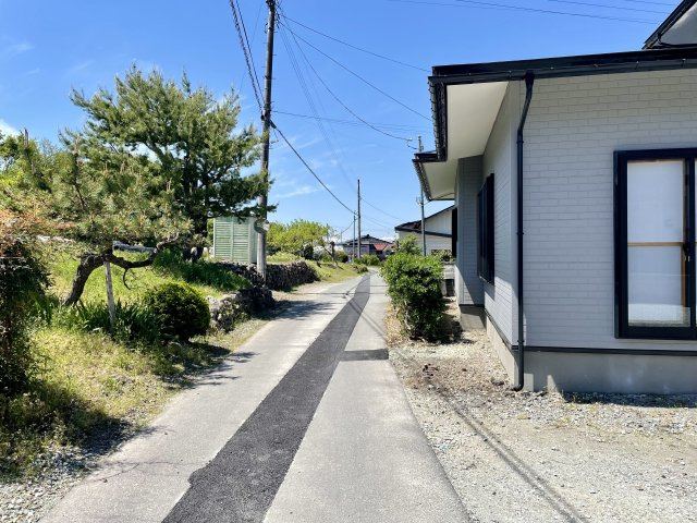 【前面道路含む現地写真】 | 【中古戸建】東根市本丸東 | 前面道路　南側3.2ｍです。	