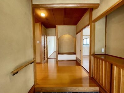 【玄関】 | 【中古戸建】東根市本丸東 | 	趣のある玄関です。木肌の暖かい色合いと和の雰囲気が調和しています。