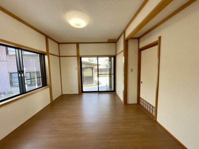 【居間・リビング】 | 【中古戸建】東根市本丸東 | 6帖のリビングです。ダイニングキッチンとつなげると15帖の広さ！