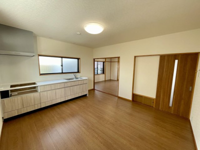 【キッチン】 | 【中古戸建】東根市本丸東 | リフォーム済みです♪白く美しいキッチンで料理も楽しくなりそうです。