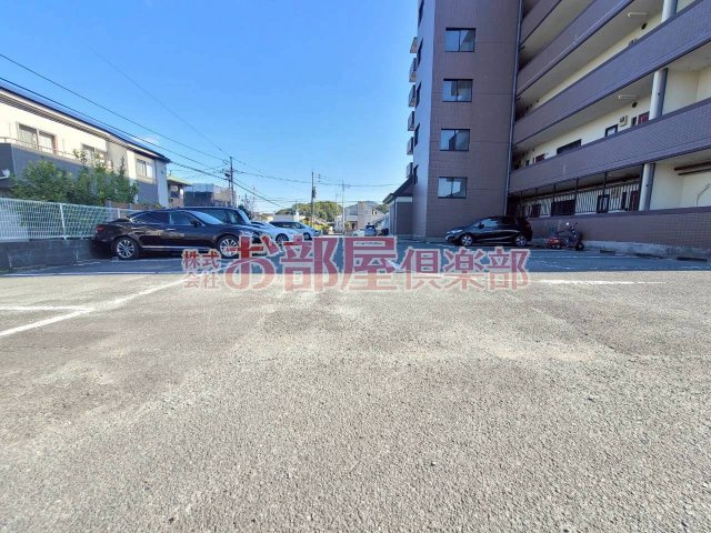 エテルナエーカーズの駐車場