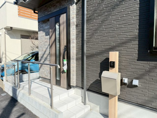 川越市砂新田　7期　新築一戸建ての玄関|明るい玄関です