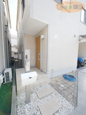 明石市魚住町西岡　中古戸建の玄関