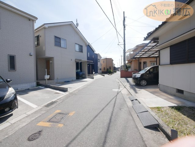 明石市魚住町西岡　中古戸建の前面道路含む現地写真