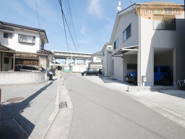 明石市魚住町西岡　中古戸建の前面道路含む現地写真
