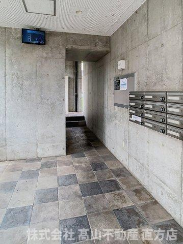 直方市大字感田のアパートのエントランス