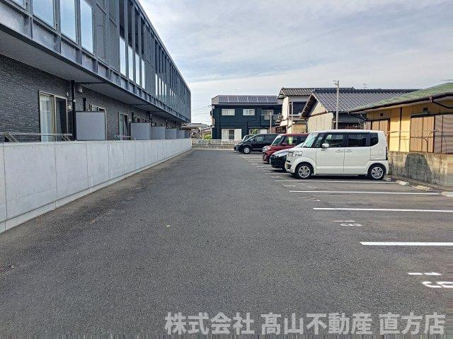 直方市大字感田のアパートの駐車場