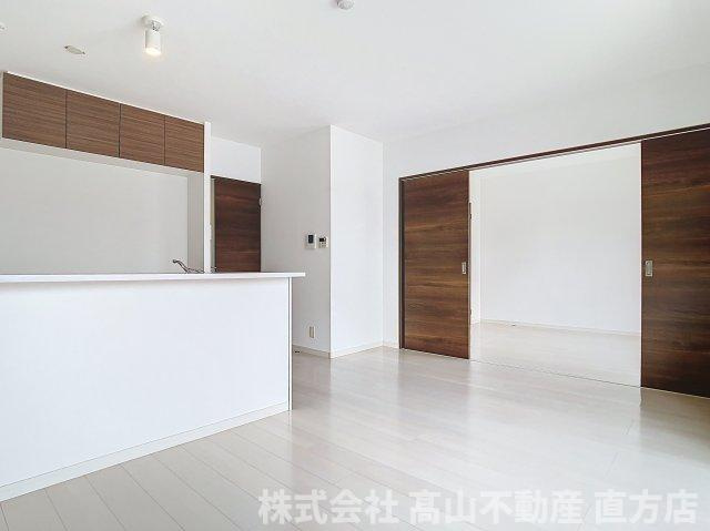 直方市大字感田のアパートの居間・リビング