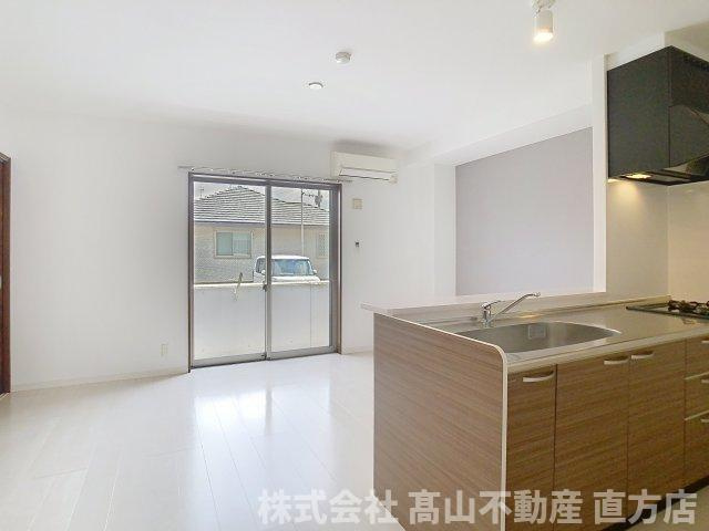 直方市大字感田のアパートの居間・リビング