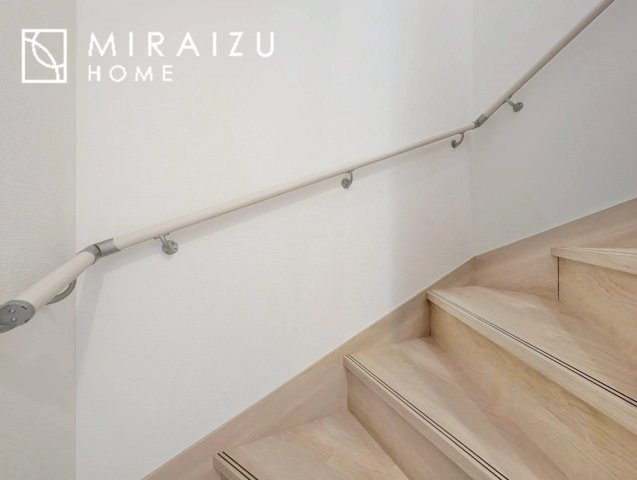 【内装】 | 安全性に配慮した手すり、清潔感や明るい陽光を取り入れてくれる窓がある階段。LED照明付きでお財布にもやさしいつくり。