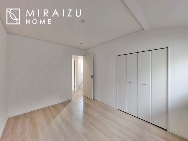 【その他】 | 来客時にカラー画像で確認が出来るので安心。夜間でもLEDライトでくっきりと映ります。また画像のみの対応も出来る為、こちら側の声は聞こえず様子を見てからインターホン対応も可能で安心ですね。