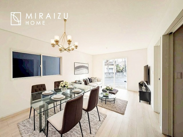 【居間・リビング】 | 窓が多いと温かな太陽の光と心地いい風が室内へと入ります。家族が集まるリビングは明るく過ごしやすいつくりです。窓が多いお家は住みやすい証です。※家具はイメージです。