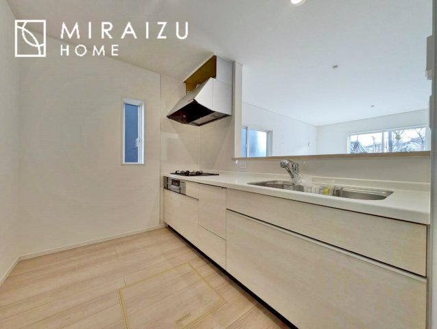 【キッチン】 | 収納に様々な工夫がされていて出しやすく片付けやすい、散らかりにくいキッチンになっています！人工大理石の天板や深型シンクなど、デザイン性と機能性を兼ね備えているので見せたいキッチンになっています。