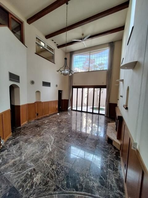 代田三丁目戸建の居間・リビング