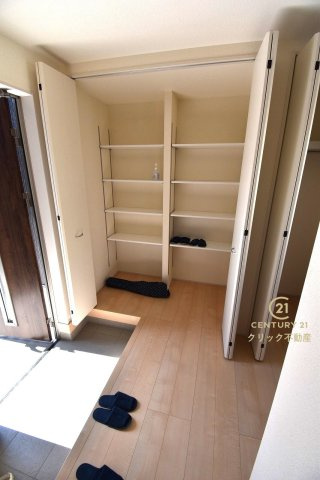 リーブルガーデン  ひたちなか田彦　10期　2の玄関|玄関に大容量の収納スペースを設けました。お出掛け前にサッと手に取りたい小物から羽織もの、防災用品までスッキリまとめて置いておけるので、毎日のフットワークを軽くしてくれます。
