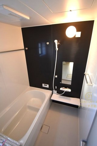 リーブルガーデン  ひたちなか田彦　10期　2の浴室|浴槽への出入りが安全な低床タイプのユニットバスです。洗い場は滑りにくい速乾床ですので、お子様やご高齢の方にも安心です。自動お湯張りに追焚機能付きのオートバスです。