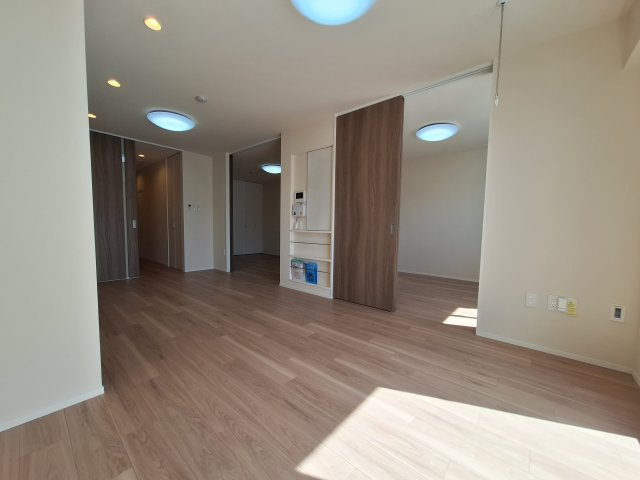 (シニア限定)ヘーベルVillage浦和本太の居間・リビング|柱の少ない四隅をしっかり使えるお部屋です