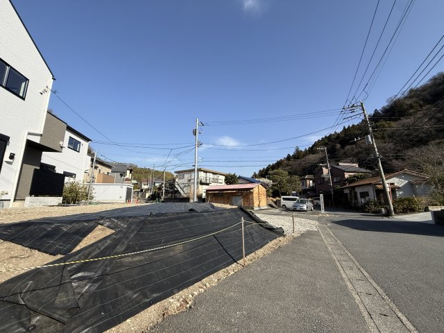 自然溢れる住宅街　土地の前面道路含む現地写真|前面道路