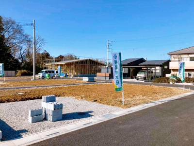 【前面道路含む現地写真】 | 【松山町第1期　現地外観】
※令和8年1月時点