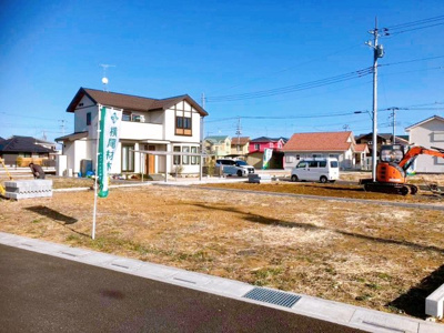 【前面道路含む現地写真】 | 【松山町第1期　現地外観】
※令和8年1月時点