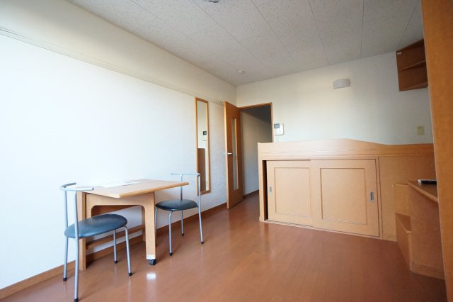 レオパレスコムティの居間・リビング