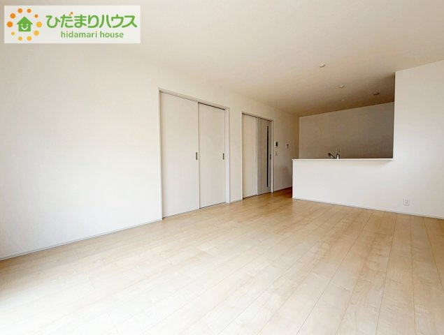 いわき市泉町滝尻第2　新築戸建　7号棟の居間・リビング|リビング大きな窓からは、暖かな日の光が降り注ぎます・・・