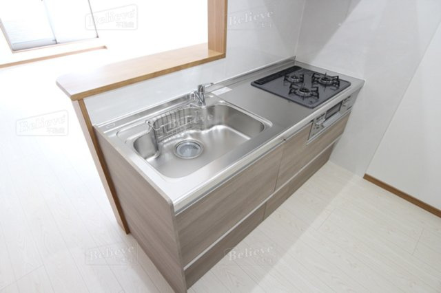 エスカレント国分のキッチン|3口コンロ・グリル付のシステムキッチンです♪