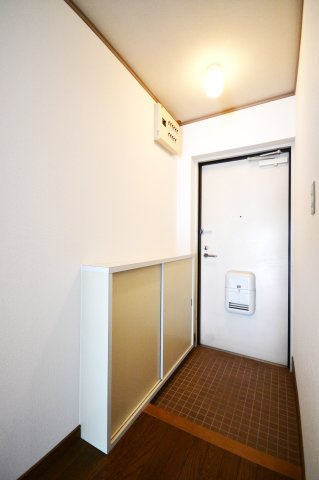 ハイツ277の玄関