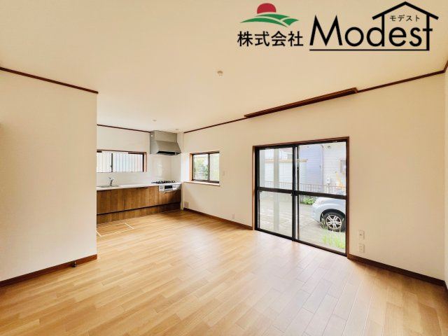 前橋市前箱田町の居間・リビング|大きな窓で開放的なリビング
