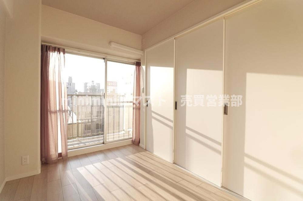 ユニハイム市岡2の洋室|◆収納完備！　リビングに隣接し、戸を開けるとフルフラットでつながりより広々とお過ごしいただけます♪
