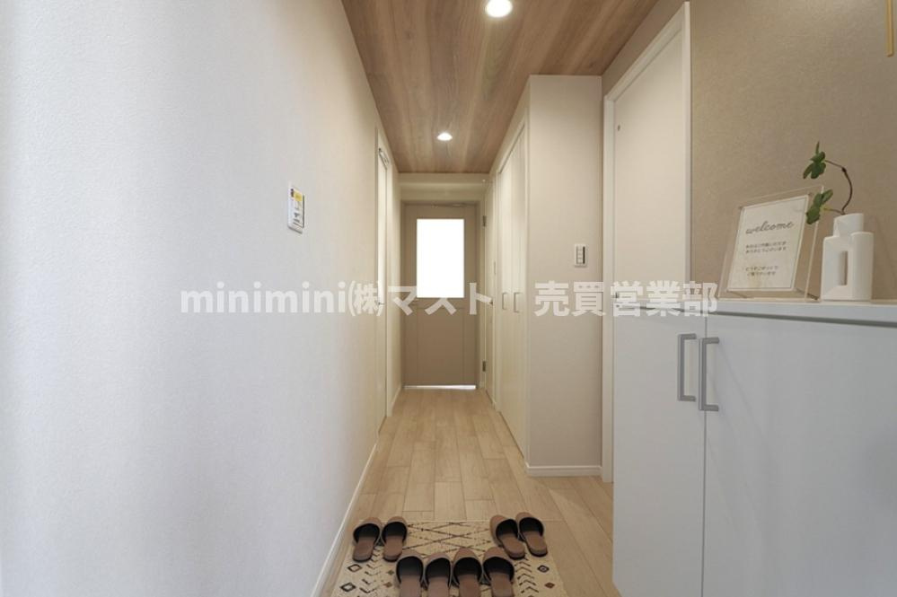 ユニハイム市岡2の玄関|◆ 玄関から居室へ続く廊下に収納スペースあり、日用品や掃除用具などをすっきり収納でき、居住空間を広く使えます♪