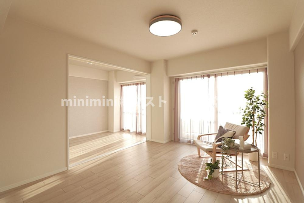 ユニハイム市岡2の居間・リビング|◆LDK約13.3帖のリビングです。2025年10月クロス張替済です。バルコニーに面しておりますので採光・通風良好♪隣接する和室とつなげてご利用可能です♪
