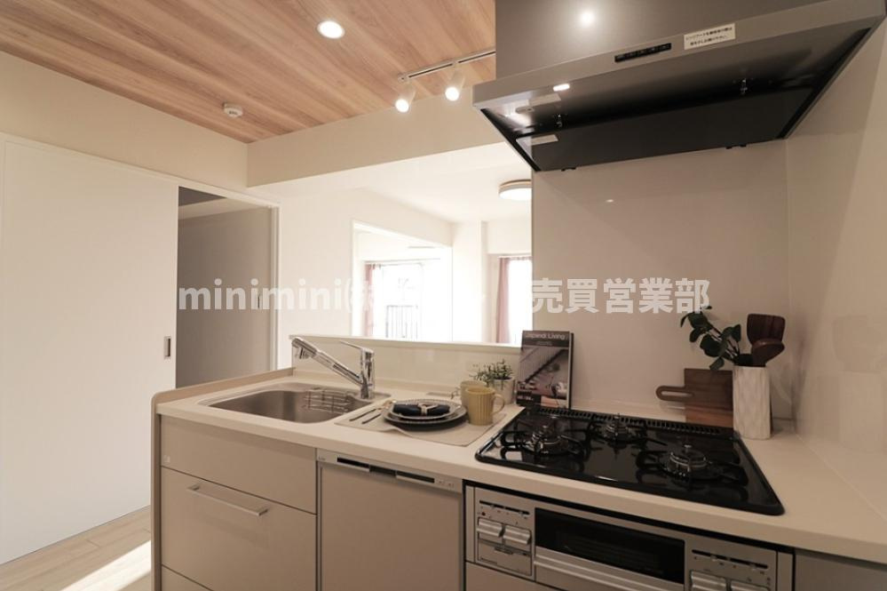 ユニハイム市岡2のキッチン|◆対面式キッチンです。正面に遮るものがないリビングルームにいる家族の様子を見ながら調理ができ、小さなお子様がいる家庭でも安心です♪
