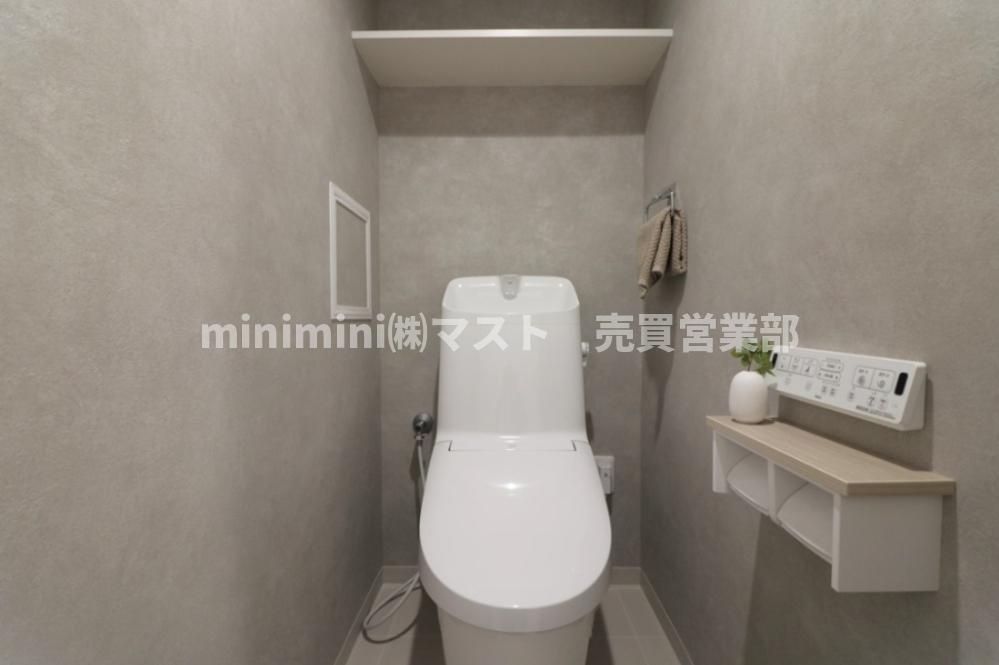 ユニハイム市岡2のトイレ|◆白基調で清潔感のあるお手洗い☆上部収納もございます♪
