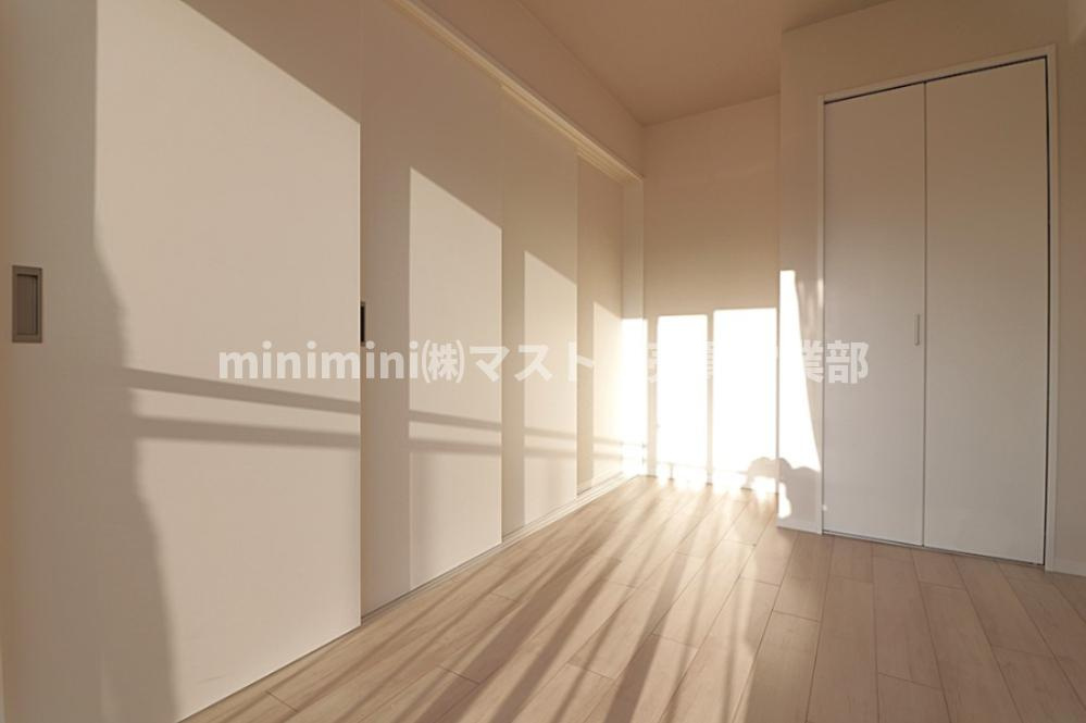 ユニハイム市岡2の洋室|◆洋室約4.6帖です。窓に面しておりますので、通風良好！収納スペースもございますのでお部屋もすっきりご利用頂けます♪
