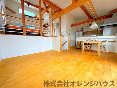 【居間・リビング】 | 町田市金井 中古戸建 | 空気感という居心地の良いＢＧＭは、暮らしのステージを彩り、心からのやすらぎと満足感を与えてくれます。通風と採光を考慮したリビングは地域の鼓動を感じながらお寛ぎ頂くことが可能です。