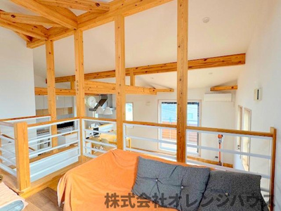 【内装】 | 町田市金井 中古戸建 | 解放感のあるスキップフロアを採用し、家族の繋がりを深くする工夫も。