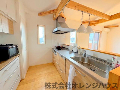 【キッチン】 | 町田市金井 中古戸建 | 対面カウンタータイプなので家族との会話も楽しめます。