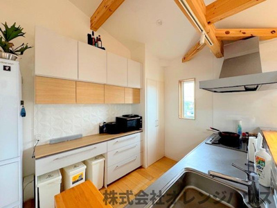 【キッチン】 | 町田市金井 中古戸建 | キッチン背面にカップボードを設置し収納力を高めています。散らかりがちなキッチン周りをスッキリまとめられます。