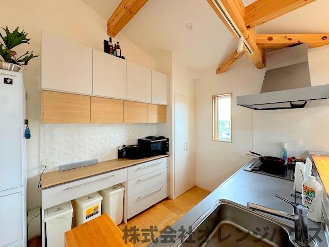 【キッチン】 | 町田市金井 中古戸建 | キッチン背面にカップボードを設置し収納力を高めています。散らかりがちなキッチン周りをスッキリまとめられます。